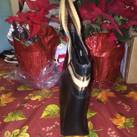 SOLD Authentic Gucci Tote - Picture 4 of 7